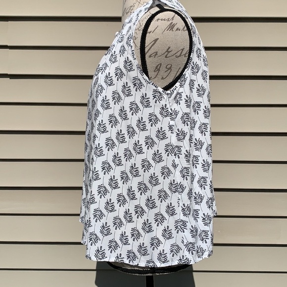 Ocean DRIVE Off White/Navy Sleeveless Top - Picture 5 of 10